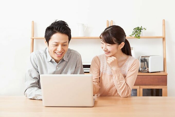 ネット検索をする夫婦