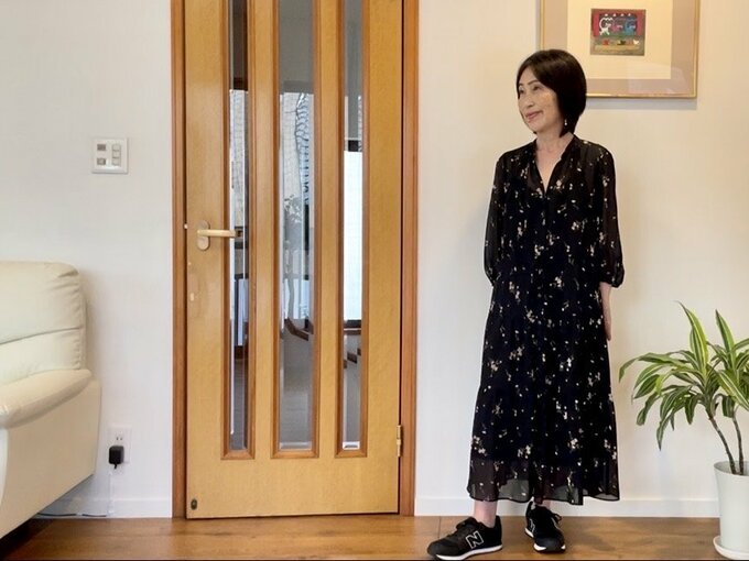 濃い色のワンピースには黒いスニーカー