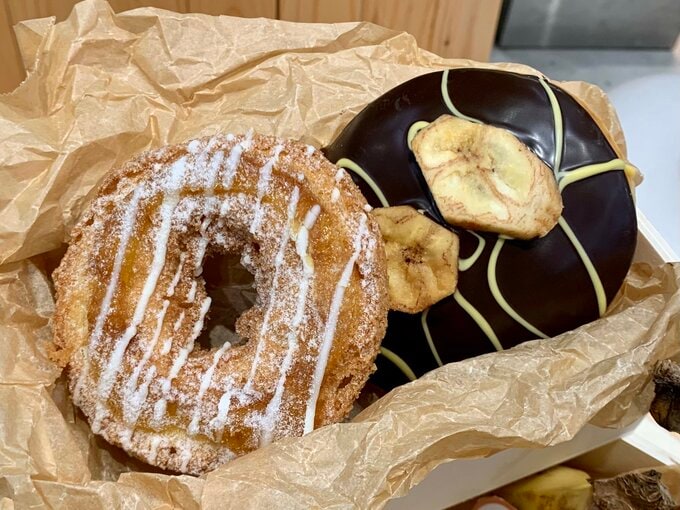 「オールドファッション パイナップル」(写真左)と「チョコ バナナ」(写真右)