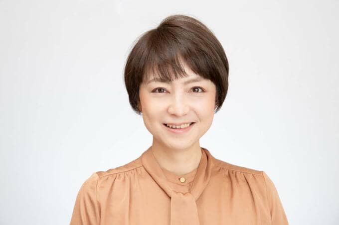 トップにボリュームが出た女性