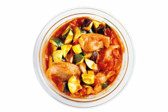 耐熱ボウルに入った鶏胸肉と夏野菜