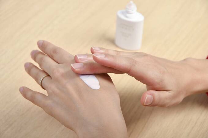 手の甲に伸ばしている様子