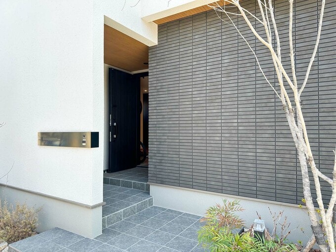 玄関を斜めから見たところ