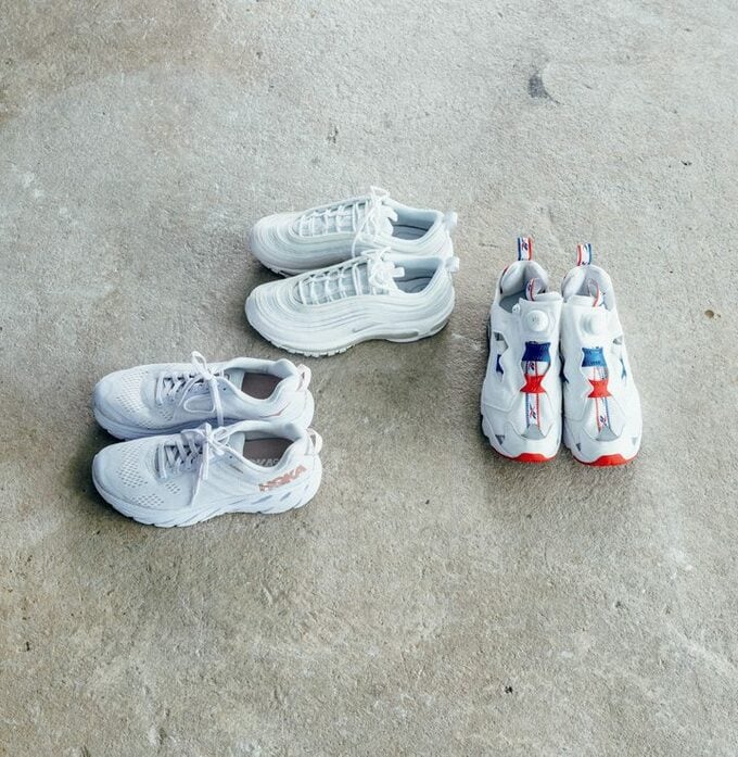 白ハイテクスニーカー