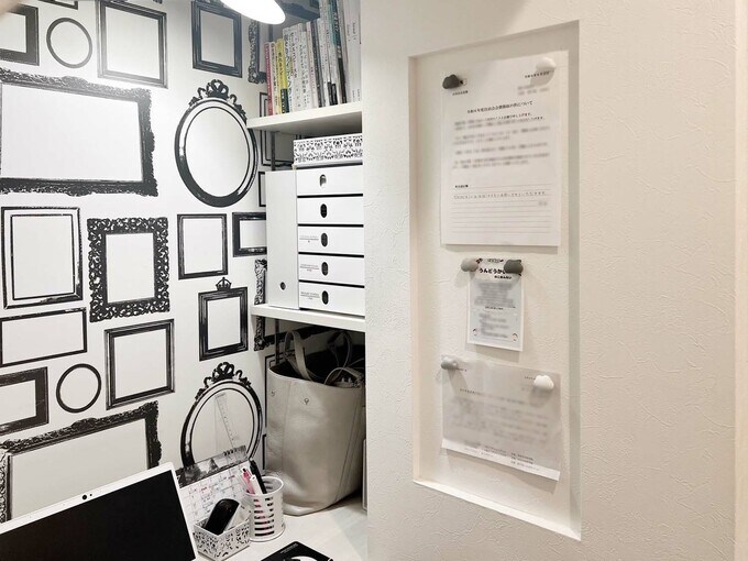 書斎コーナーにある可動棚