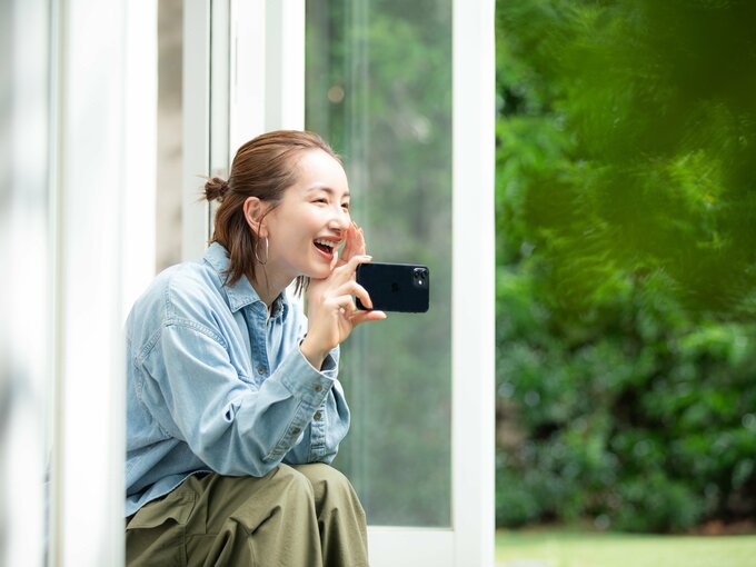 スマホ撮影する辻元さん
