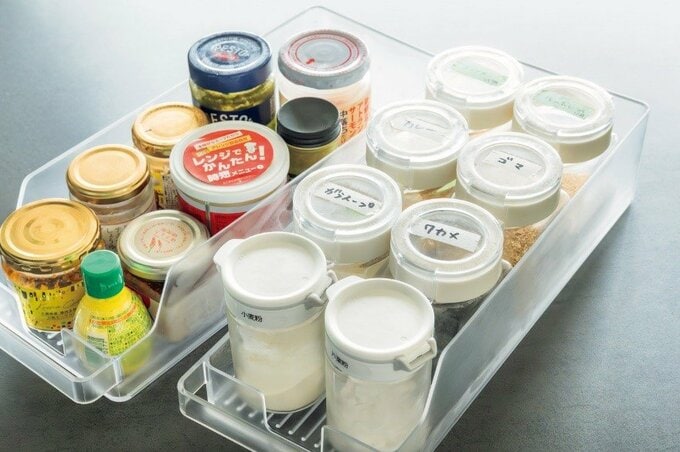 ビンや保存容器に入った調味料がトレーに並んでいる