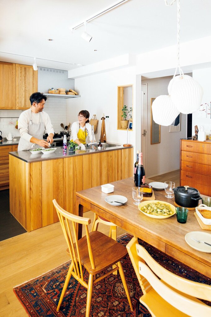 キッチンで調理する鈴木さん夫妻