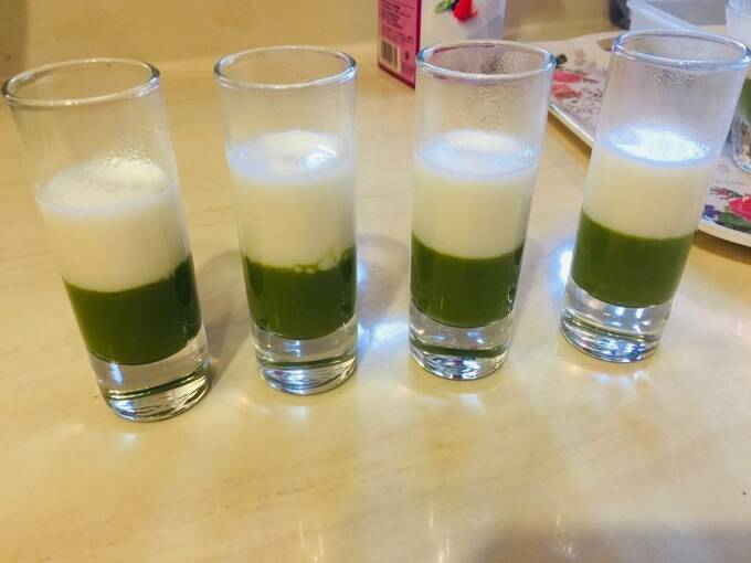 透明なグラスや器に注ぎます