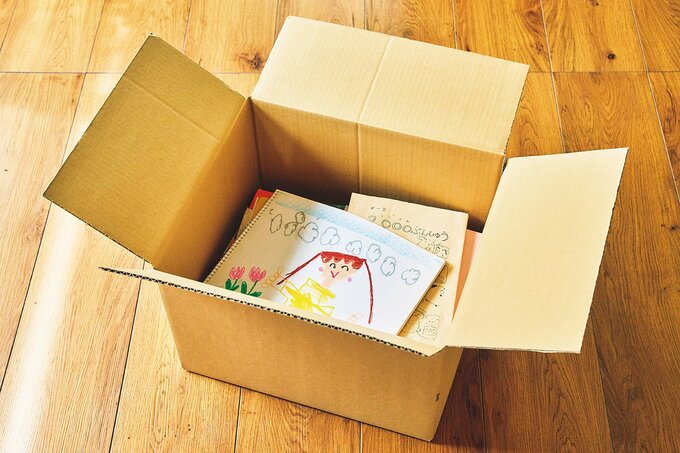 子どもの作品が入った段ボール箱