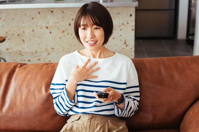 リモコンを操作する様子