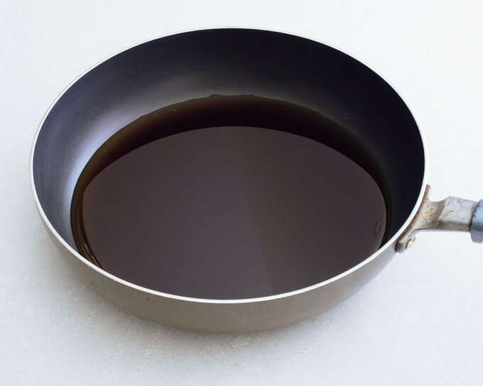 フライパンに調味料