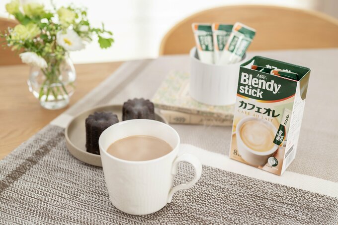 お気に入りのスイーツと一緒にカフェオレタイム。気持ちが整う時間です