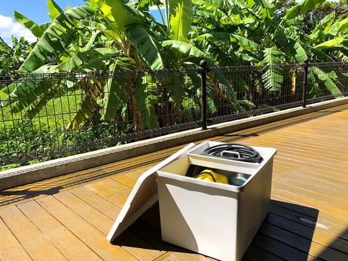 庭のデッキにボックス