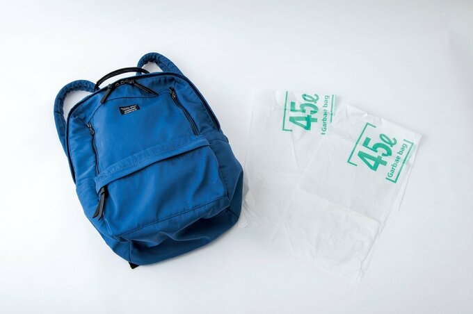 リュックとゴミ袋