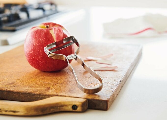 ピーラーとりんご