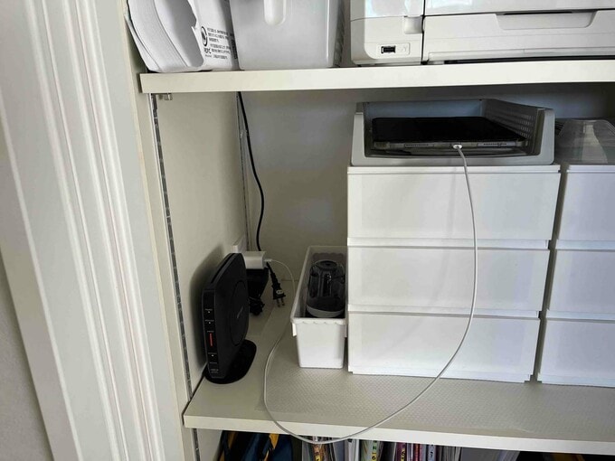 収納棚の奥のコンセント