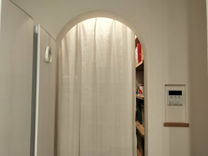 レースカーテンで仕切ったパントリー