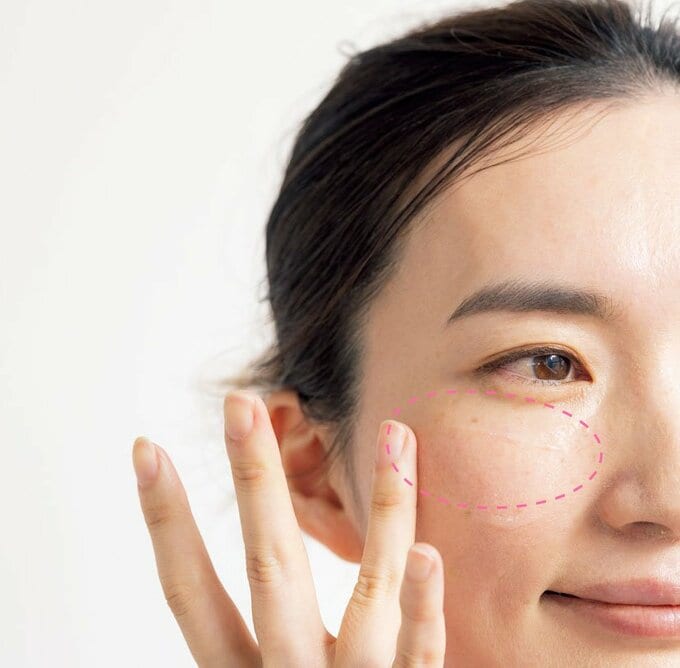 頬高の部分に美白コスメを幅広に塗る