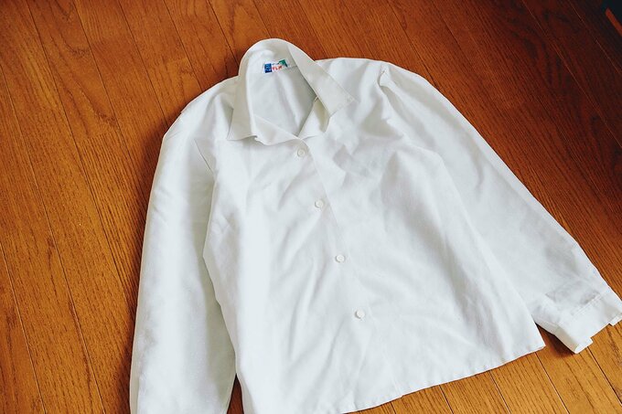 白いシャツ