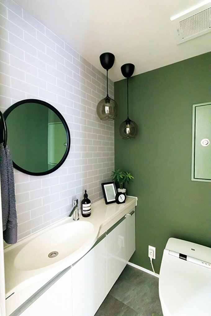 落ち着いたグリーン系のクロスで仕上げたトイレ