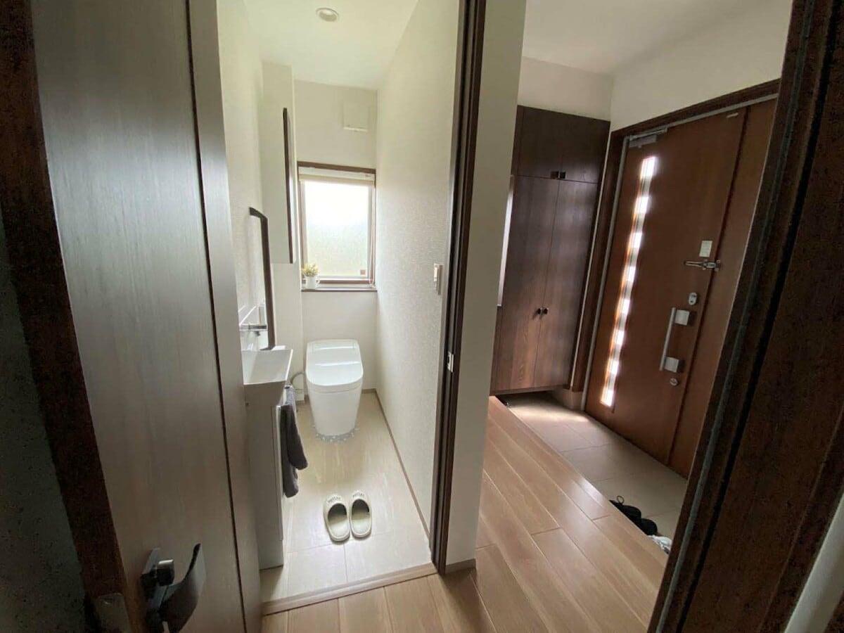 玄関の近くにトイレをつくって後悔。夜間＆入浴時に不便、子どもも大人 