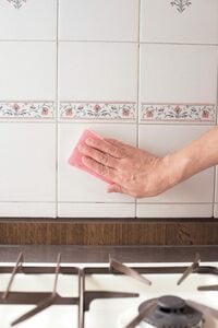 ＜キッチンのタイル壁＞目地を汚さずにタイル掃除ができるワザを伝授