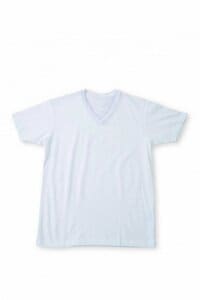 「深いアキ」で色っぽさ倍増! 大人のTシャツ着こなし術