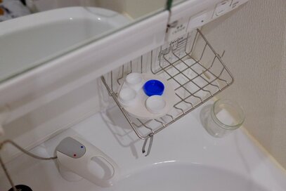 100円のコースターで！コンタクトレンズの管理がラクに