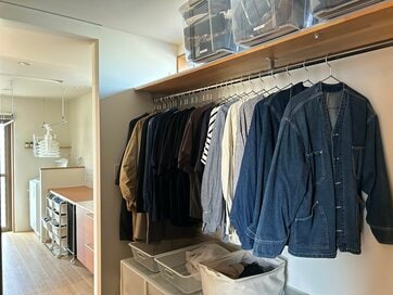 クローゼットがすっきり。「向きをそろえるだけ」のプチ整理術