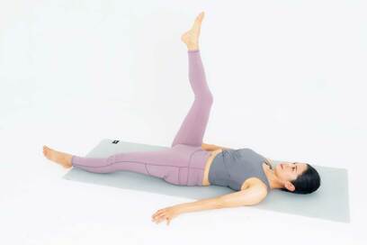 寝たままで「股関節ほぐし」。毎日のケアでやせ体質に