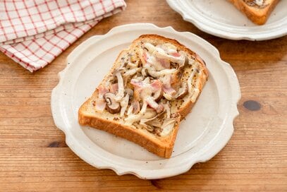 秋のうま味凝縮！絶品「キノコトースト」レシピ。カリッと香ばしいベーコンが決め手