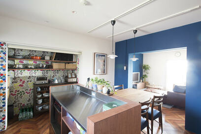 【団地リノベ事例】キッチンが自慢のリノベ。カジュアルレストランみたいにタイルが鮮やか