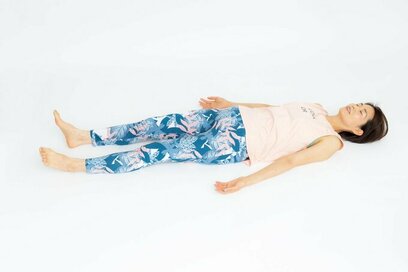 眠れない夜、ベッドの上でできる「ツボ押し＆呼吸法」。心配事があるときにも