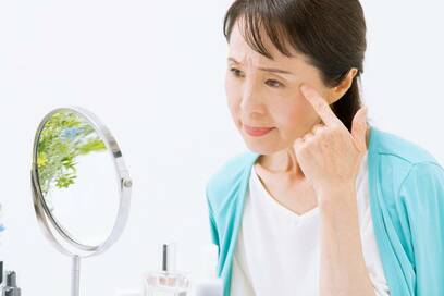 顔や首元の気になる黒いポツポツの正体。じつは加齢が原因のイボかも？