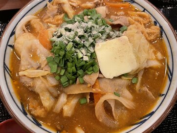 丸亀製麺×TOKIOの限定メニュー「俺たちのニラバタ豚汁うどん」。味変で3度楽しめる