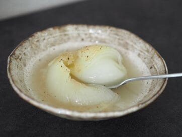 ダイエットにおすすめ「新タマネギのまるごとスープ」レシピ。煮るだけで簡単、体にしみる優しい味