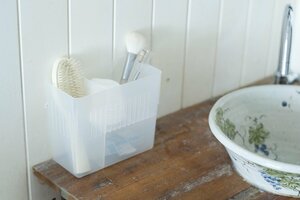 狭い場所には野菜室用ケースを投入！