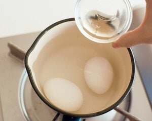 酢を加えてゆでるときれいにできる