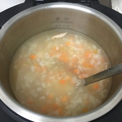 容器に具だくさんのスープ