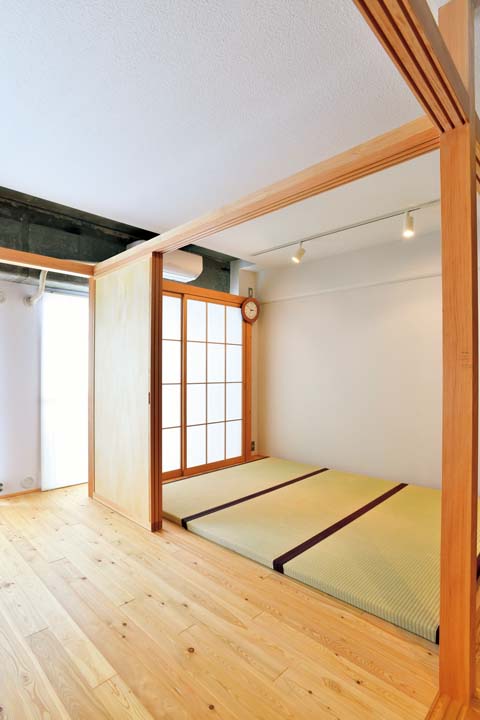 特注の置き畳を敷いた、リビング横の寝室