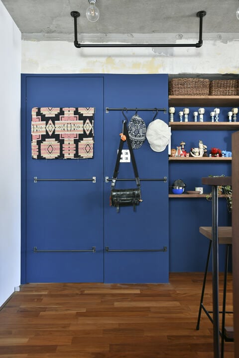 ブルーの壁がアクセント