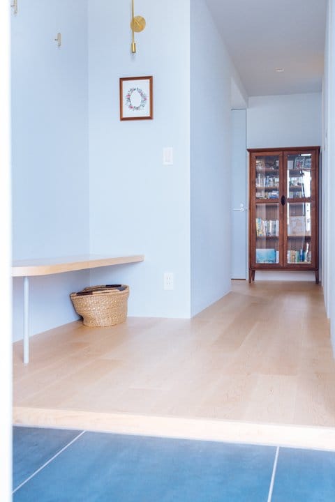 広い玄関ホールにはベンチを設けて身支度を楽に