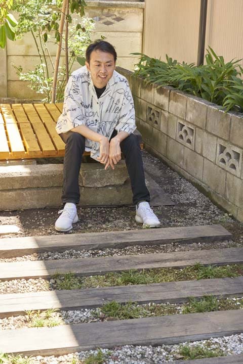 枕木を眺める田中さん