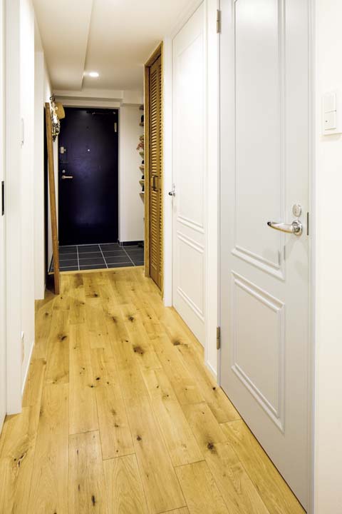 無垢材フローリングを採用した廊下