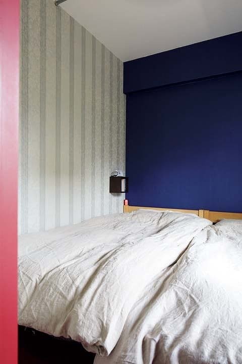 2色のクロスをDIYで貼った寝室