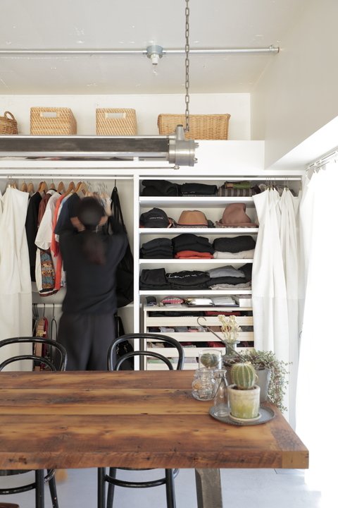 シフォン生地を目隠しにしたオープンクローゼット　