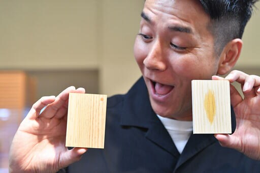 ２つの板を持つ男性