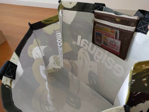 安全ピンでインナーポケットをつけたクリーニングバッグ