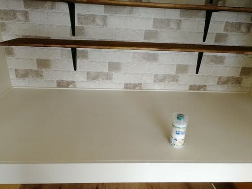 押し入れの中段をつや消しニスを3度塗り仕上げ